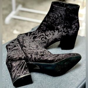 Boohoo Velvet block heel bootie. UK Size 8 (US 10)